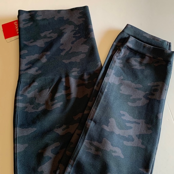 SPANX Look At Me Now black camo leggings - Picture 2 of 6
